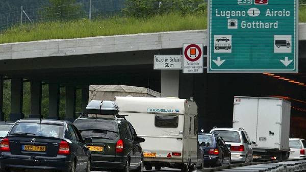 Auto Versicherung Nächtlicher Stellplatz am gotthard steht die blechlawine wieder stundenlang in Auto Versicherung Nächtlicher Stellplatz am gotthard steht die blechlawine wieder stundenlang in