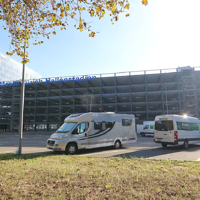 Parkplatz vor dem Hallenstadionparkhaus