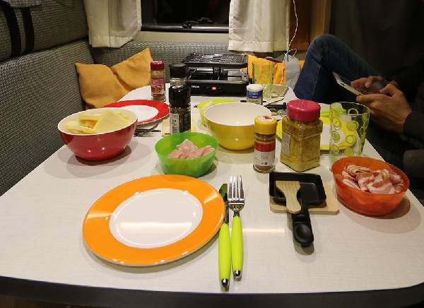 der gedeckte Tisch mit dem kleinen Raclette-Ofen