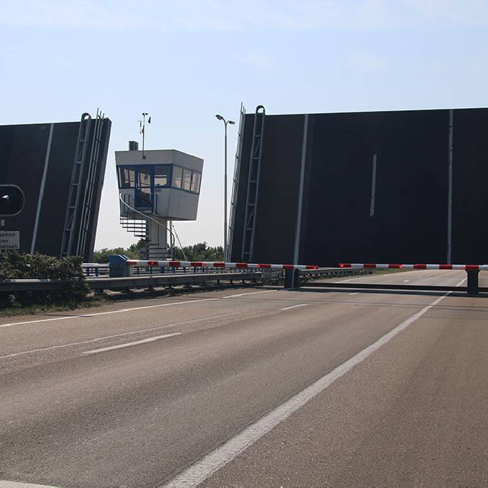 auf der Autobahn, Schiffe haben Vorfahrt