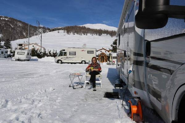 Anita beim Frühstück bei -8 Grad