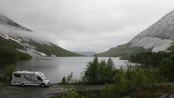 an einem Bergsee