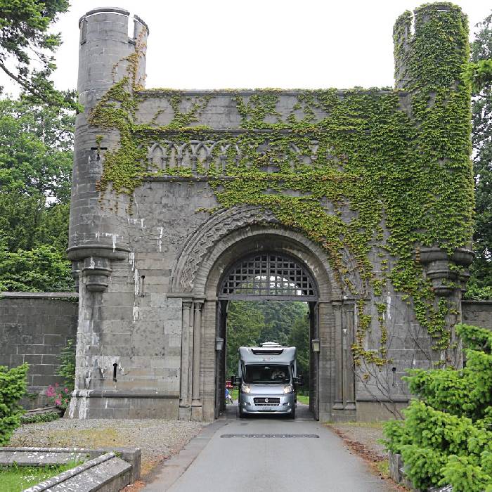 Parkeinfahrt beim Penrhyn Castle
