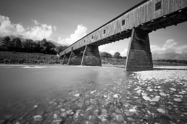 mit Graufilter und milchigem Rhein (schwarzweiss Foto)