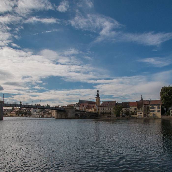 Kitzingen mit Fussgängerbrücke