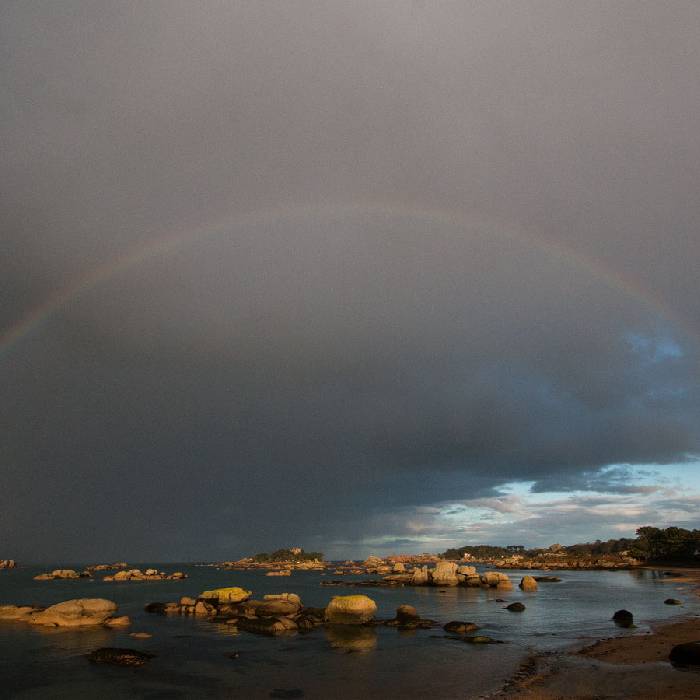 Regenbogen an der CÃ´te du granit rose