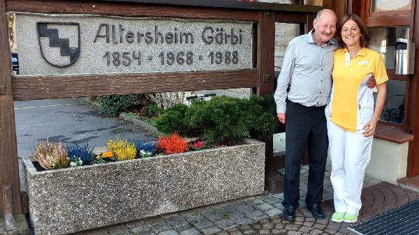 Anita und Johann vor seinem zu Hause