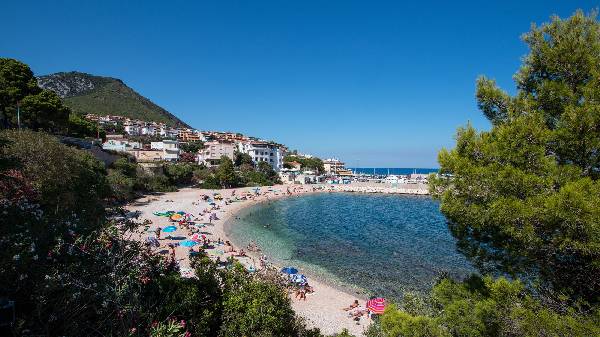 der Stadtstrand von Gala Canone