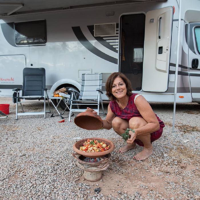 Kochen vor dem Wohnmobil