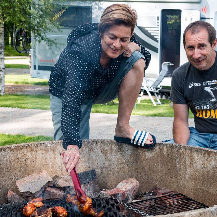 das Abendessen ist auf dem Grill