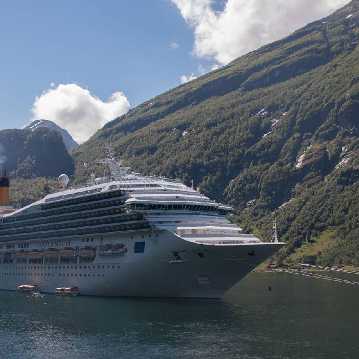 ein Kreuzfahrtsschiff im Fjord