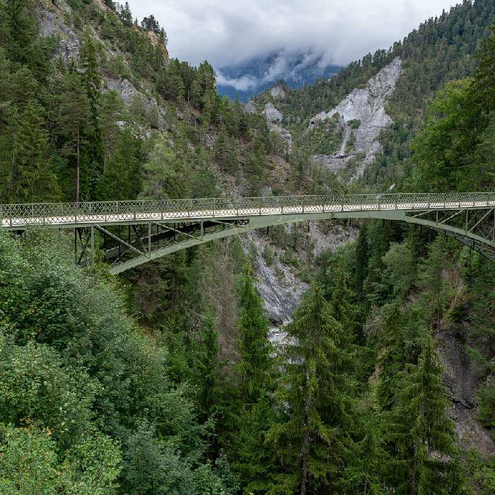 die alte, grüne Eisenbrücke