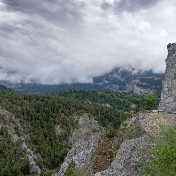 Strasse dem Felsen entlang