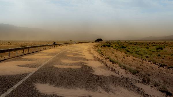 Sand überall, auch auf der Strasse