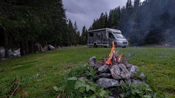 Lagerfeuer vor dem Womo