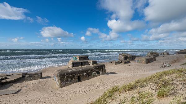 alte Zeitzeugen am Strand