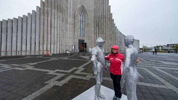 vor der Hallgrímskirkja