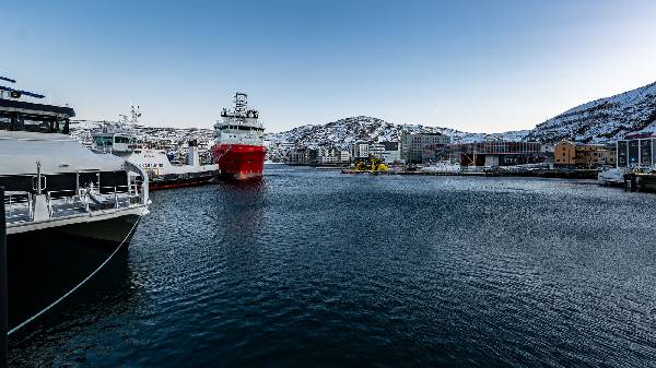 es sieht so friedlich aus, Hafen von Hammerfest