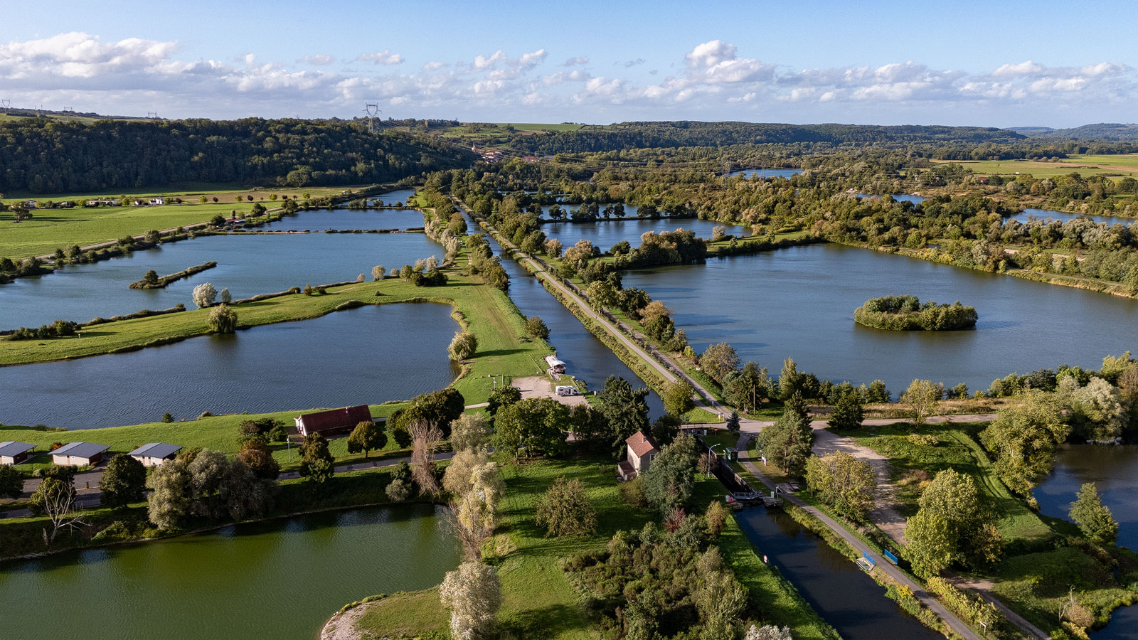 unser Knutschi mitten drin in der Wasserlandschaft