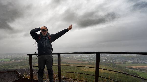 auf der Spitze bei Regen und Wind